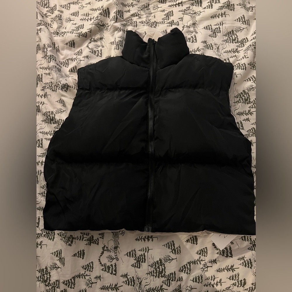 Black Cropped Puffer Vest - L